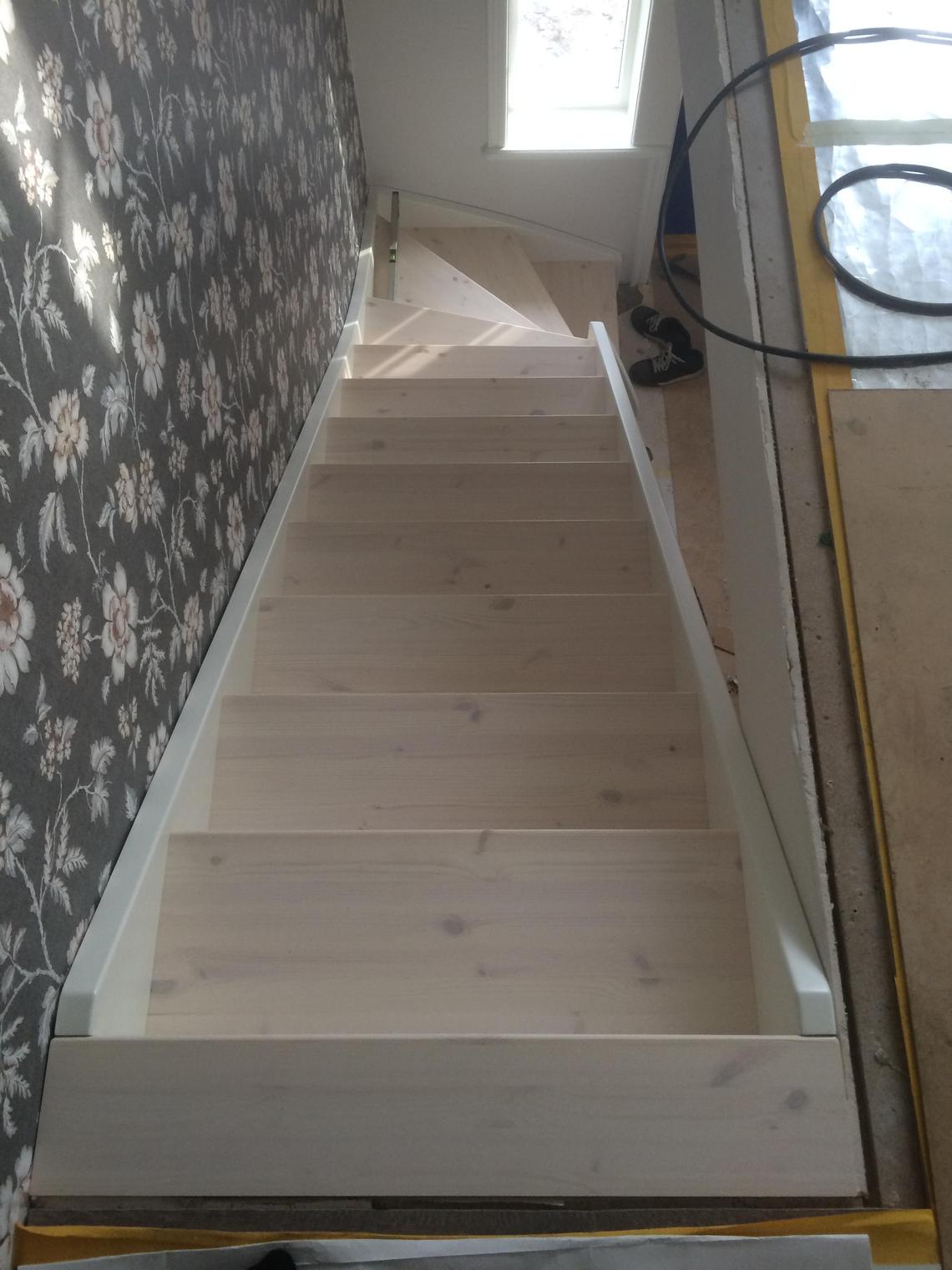 Vitlaserad Furu-trappa